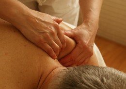 Stanovalcem dom in zunanjim uporabnikom ponujamo storitve masaže v našem domu.