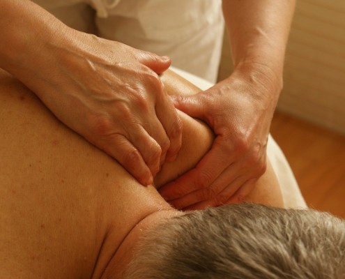 Stanovalcem dom in zunanjim uporabnikom ponujamo storitve masaže v našem domu.